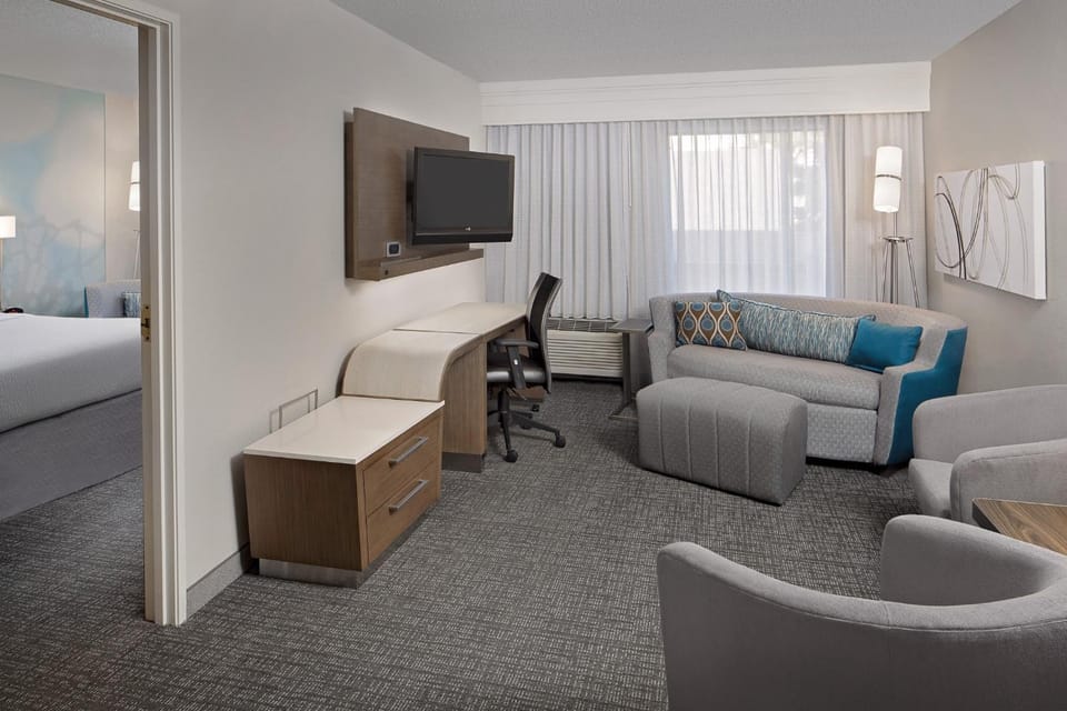 Bed, TV and multimedia, Living room, Photo of the whole room, Seating area, Bedroom