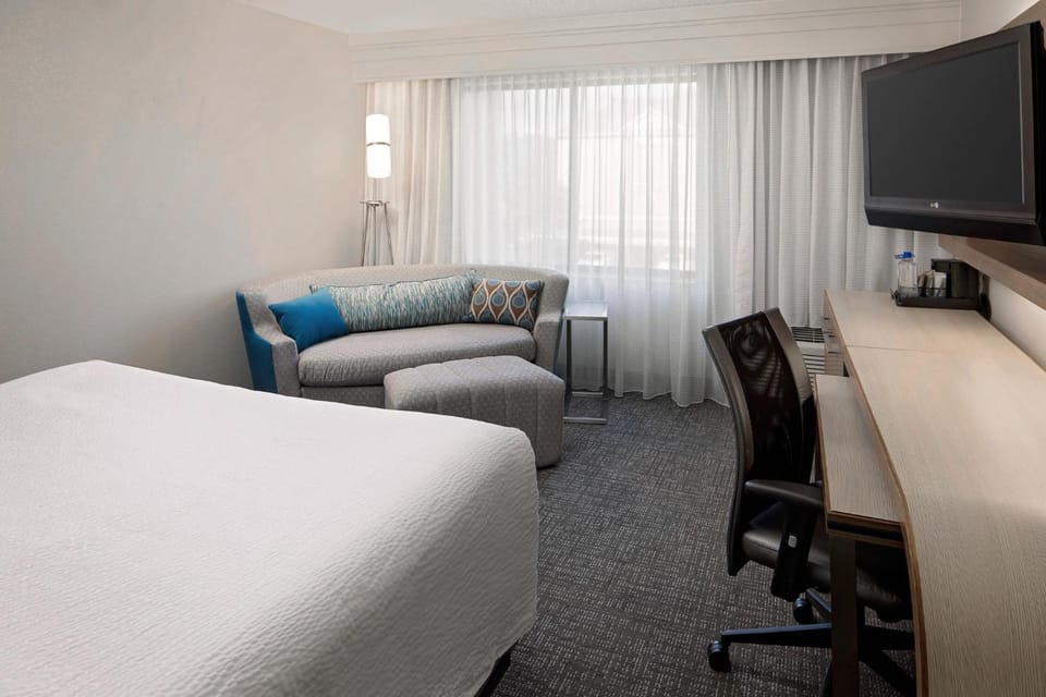 Bed, TV and multimedia, Photo of the whole room, Seating area, Bedroom