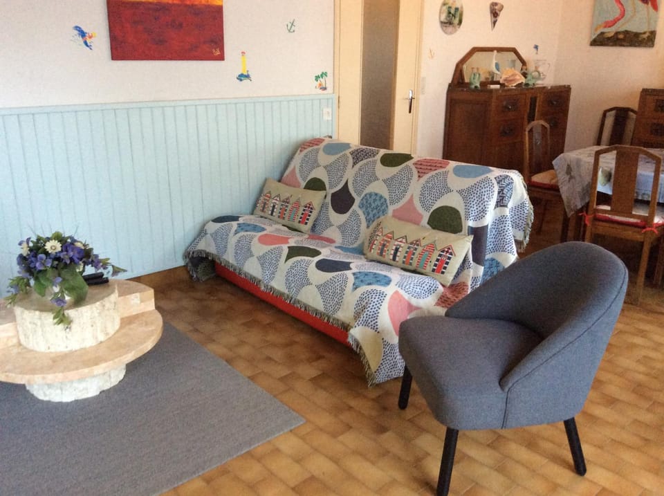 Photo of the whole room, Decorative detail