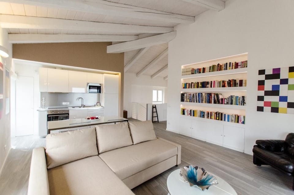 Kitchen or kitchenette, Seating area