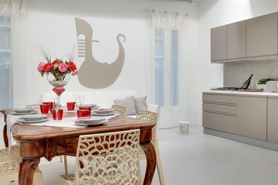 Kitchen or kitchenette, Dining area