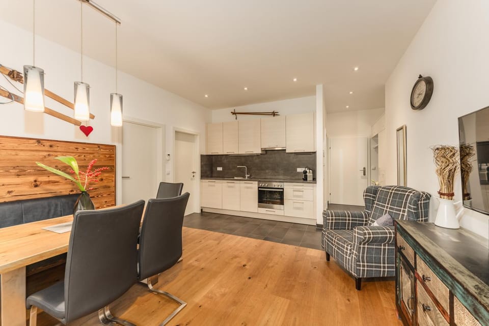 Kitchen or kitchenette, Seating area, Dining area, stove