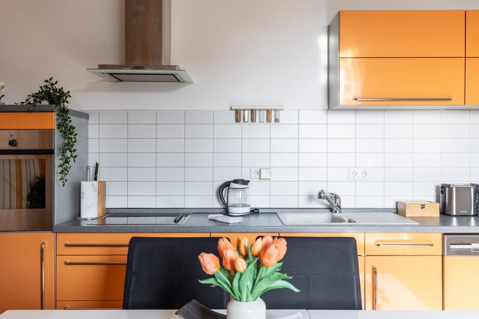 Coffee/tea facilities, Kitchen or kitchenette, dishwasher, oven, stove, toaster