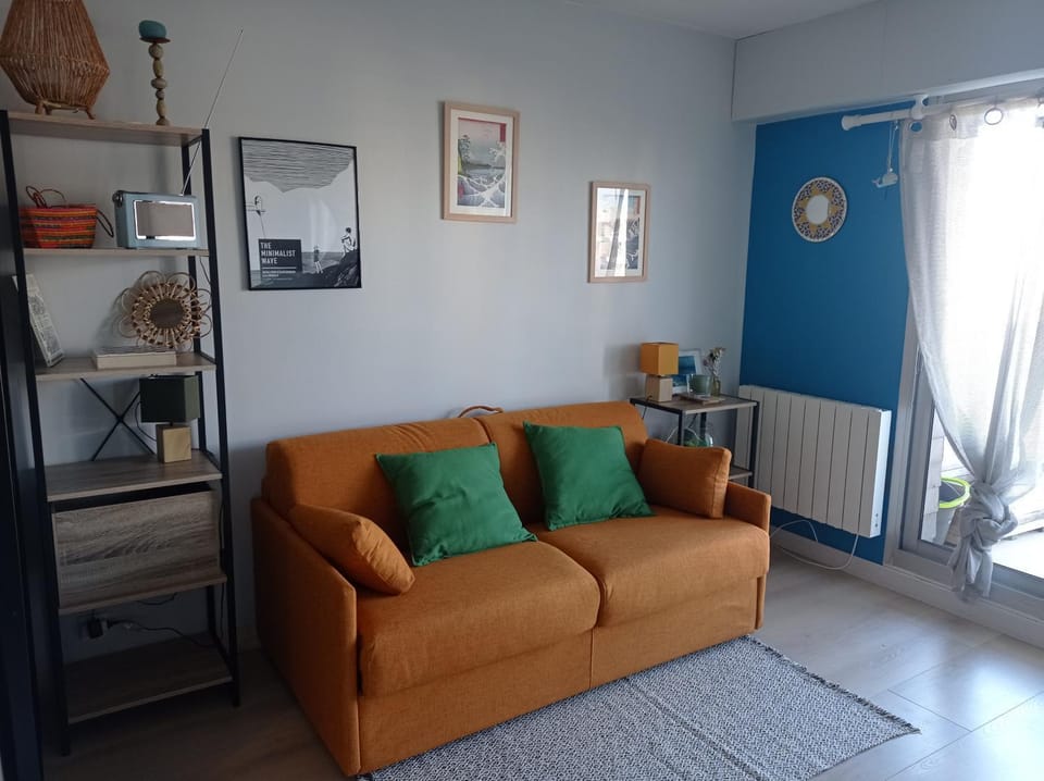 Bed, Living room
