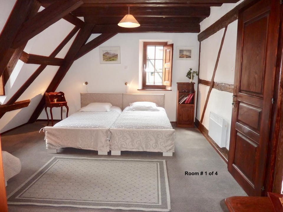 ADRIHOF à Riquewihr, Cour de l'Abbaye d'Autrey Bed and Breakfast in Grand Est