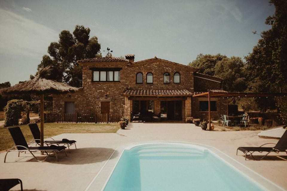 Property building, Patio, Day, Pool view, Swimming pool, sunbed