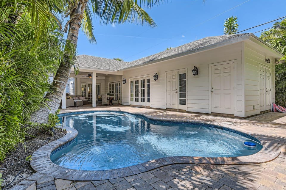 Palm Beach Oasis - Indulge in Garden Tranquility with Alfresco Dining House in West Palm Beach