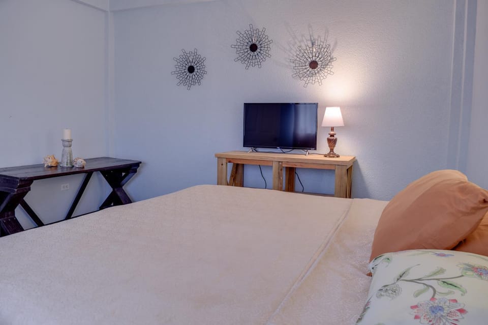 Bed, TV and multimedia, Bedroom