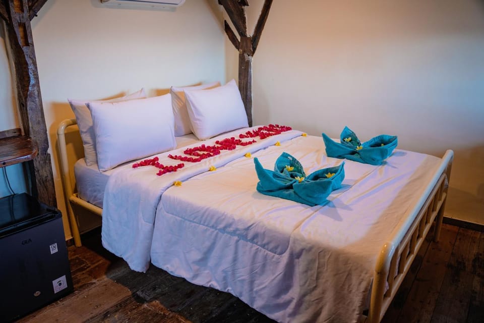Bed, towels, air conditioner