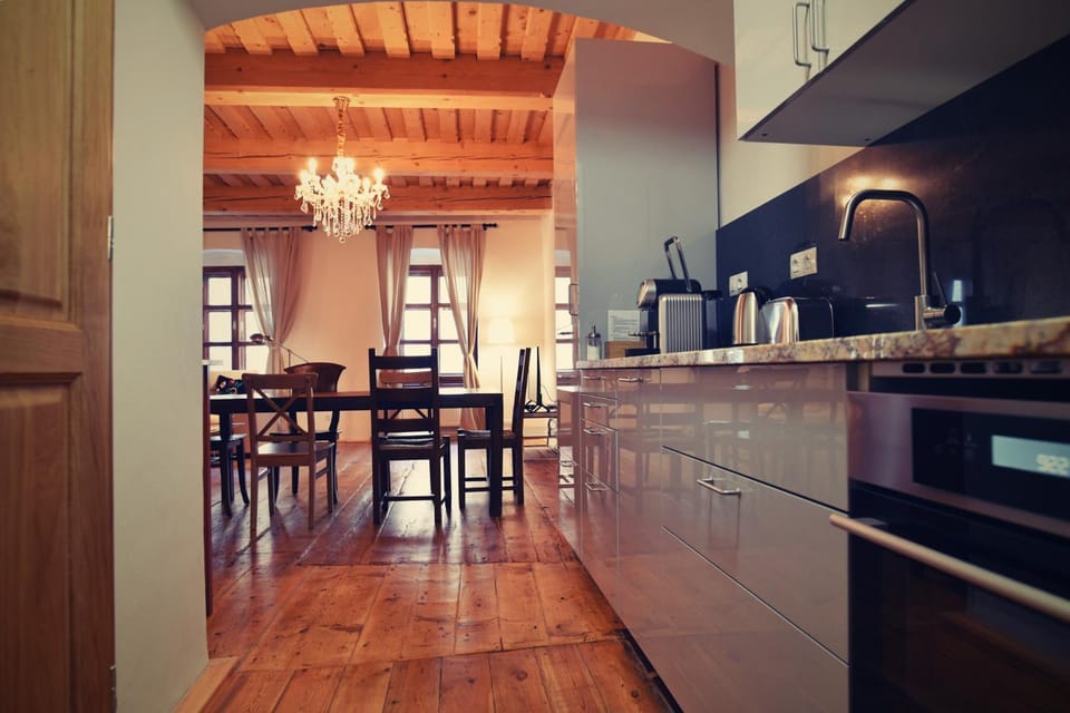 Kitchen or kitchenette, Dining area