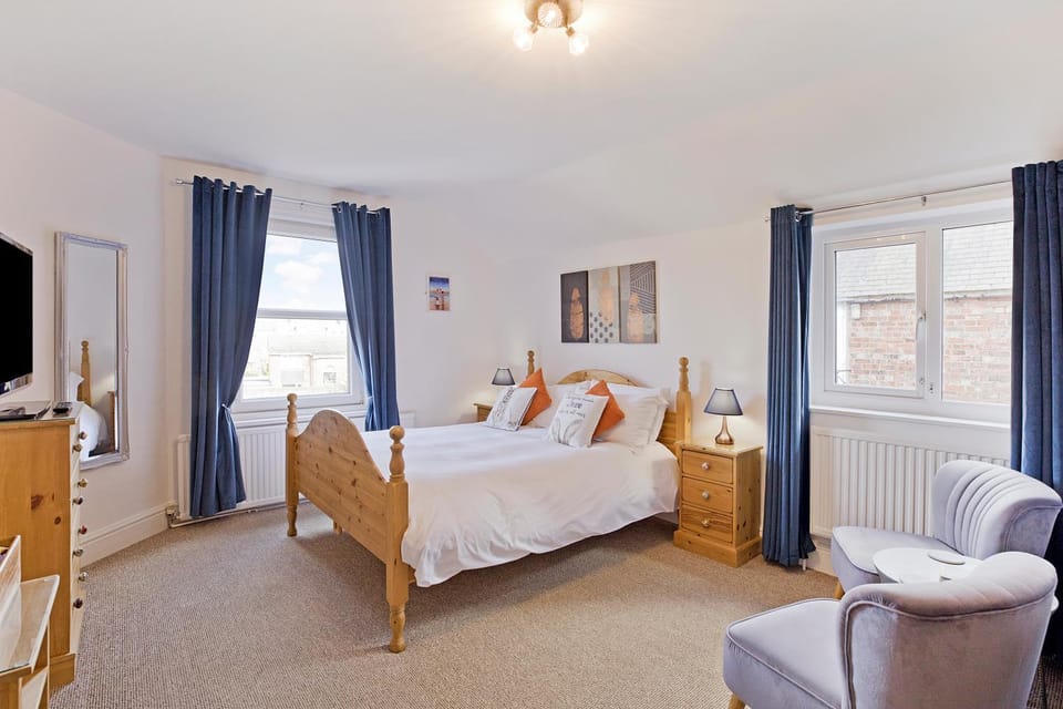 Bed, Seating area, Bedroom