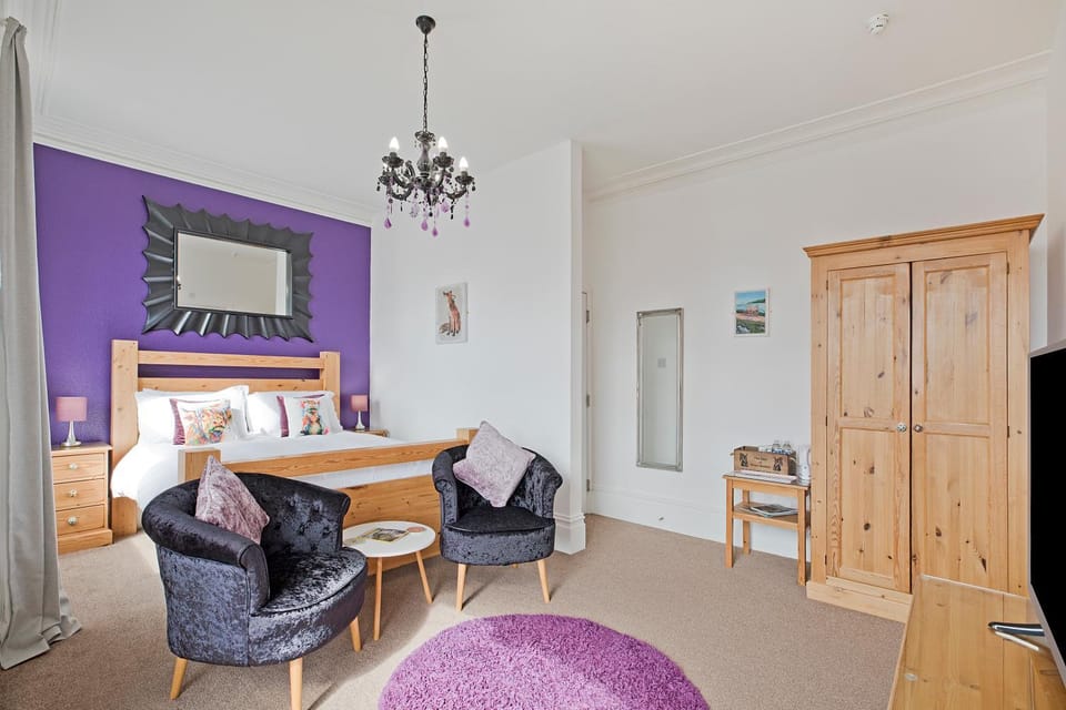 Bed, Seating area, Bedroom, wardrobe