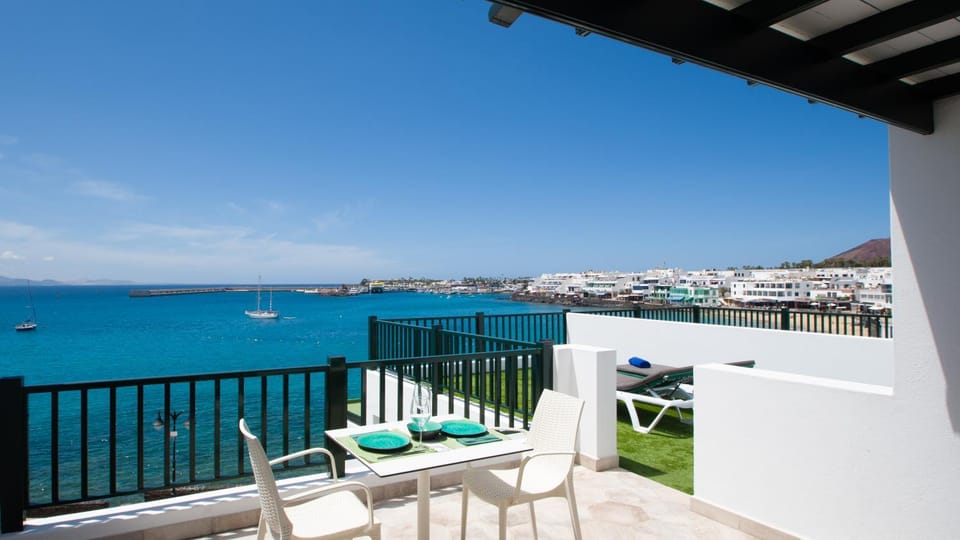 Natural landscape, Solarium, View (from property/room), Balcony/Terrace, Dining area, Beach, Landmark view, Sea view, heating, internet, sunbed, towels, air conditioner