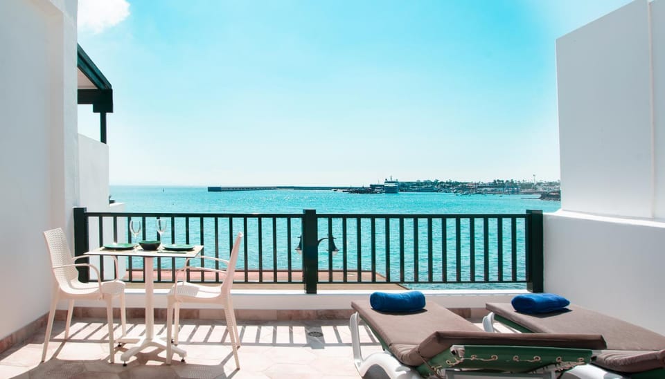 Natural landscape, View (from property/room), Balcony/Terrace, Dining area, Beach, Sea view, heating, internet, sunbed, towels, air conditioner