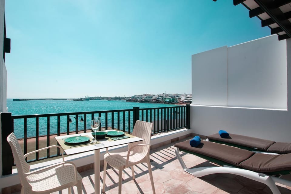Natural landscape, View (from property/room), Balcony/Terrace, Dining area, Beach, Landmark view, Sea view, heating, internet, sunbed, towels, air conditioner