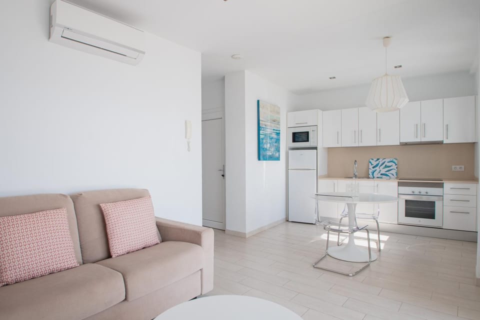Balcony/Terrace, Kitchen or kitchenette, Dining area, Sea view, heating, internet, microwave, oven, stove, toaster, air conditioner