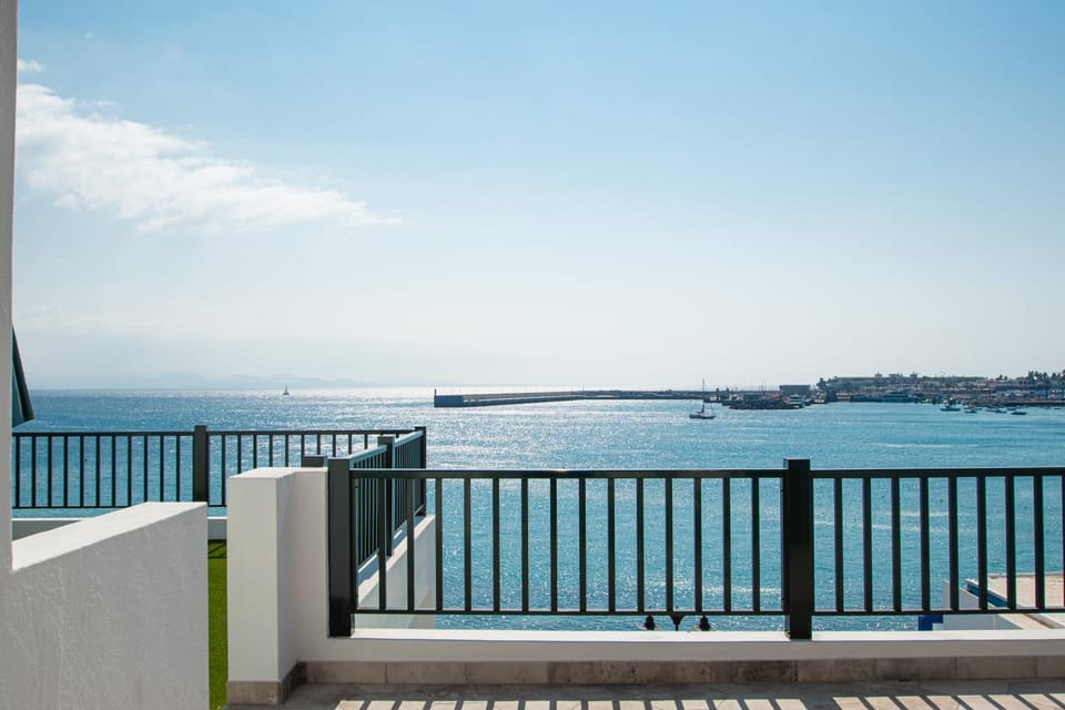 Nearby landmark, Natural landscape, Solarium, View (from property/room), Balcony/Terrace, Sea view, heating, internet, sunbed, towels