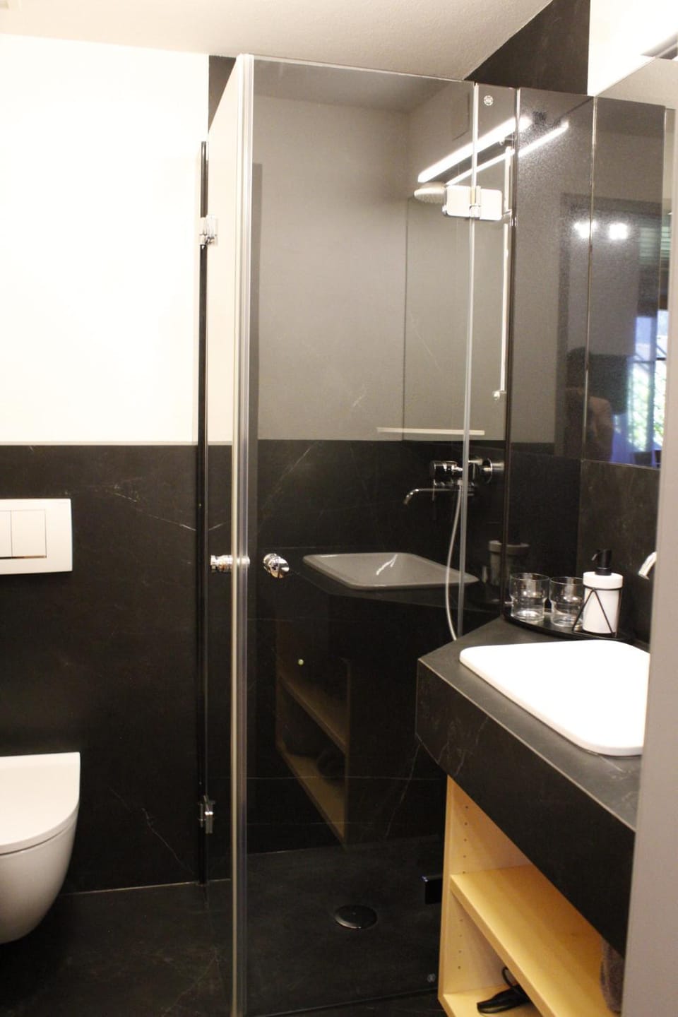 Shower, Toilet