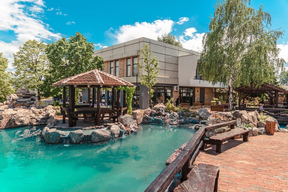 Property building, Patio, Natural landscape, Garden, Garden, Garden view, Pool view, Swimming pool, sunbed