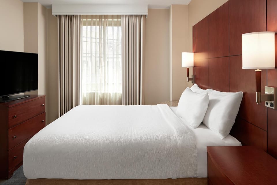 Bed, TV and multimedia, Bedroom