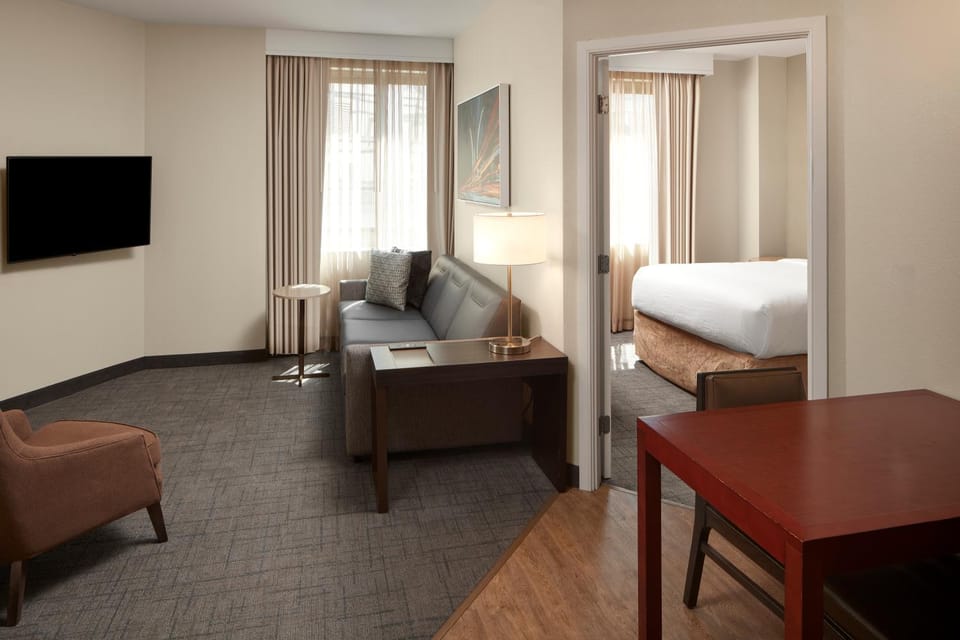 Bed, TV and multimedia, Photo of the whole room, Seating area, Bedroom