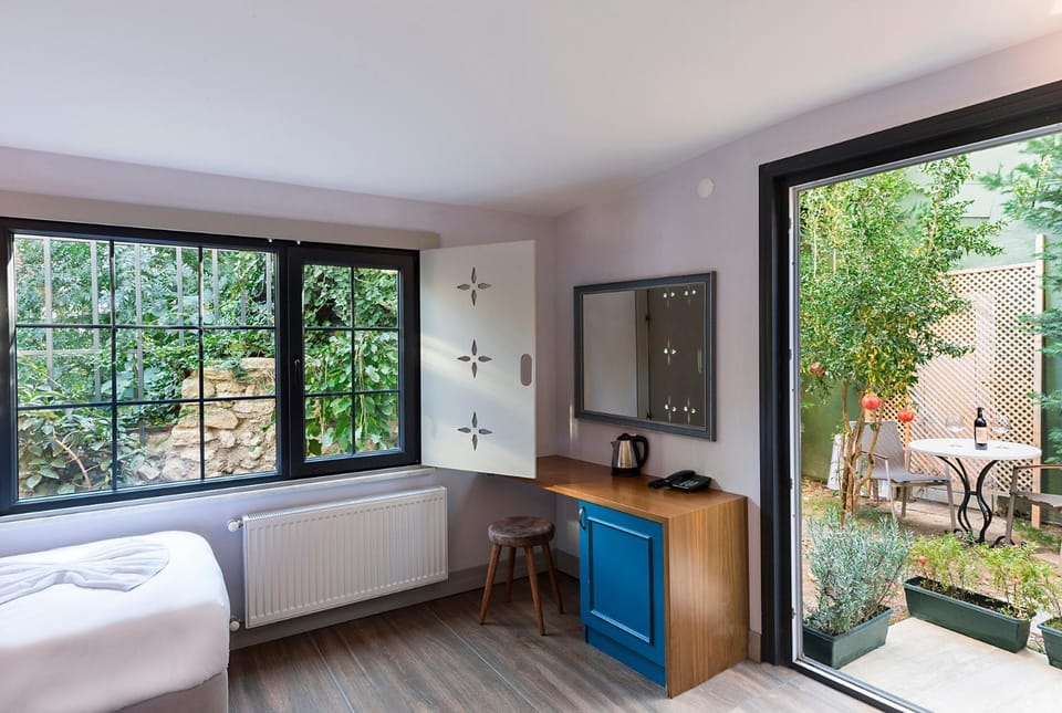 Bed, Garden, TV and multimedia, Bedroom, Garden view