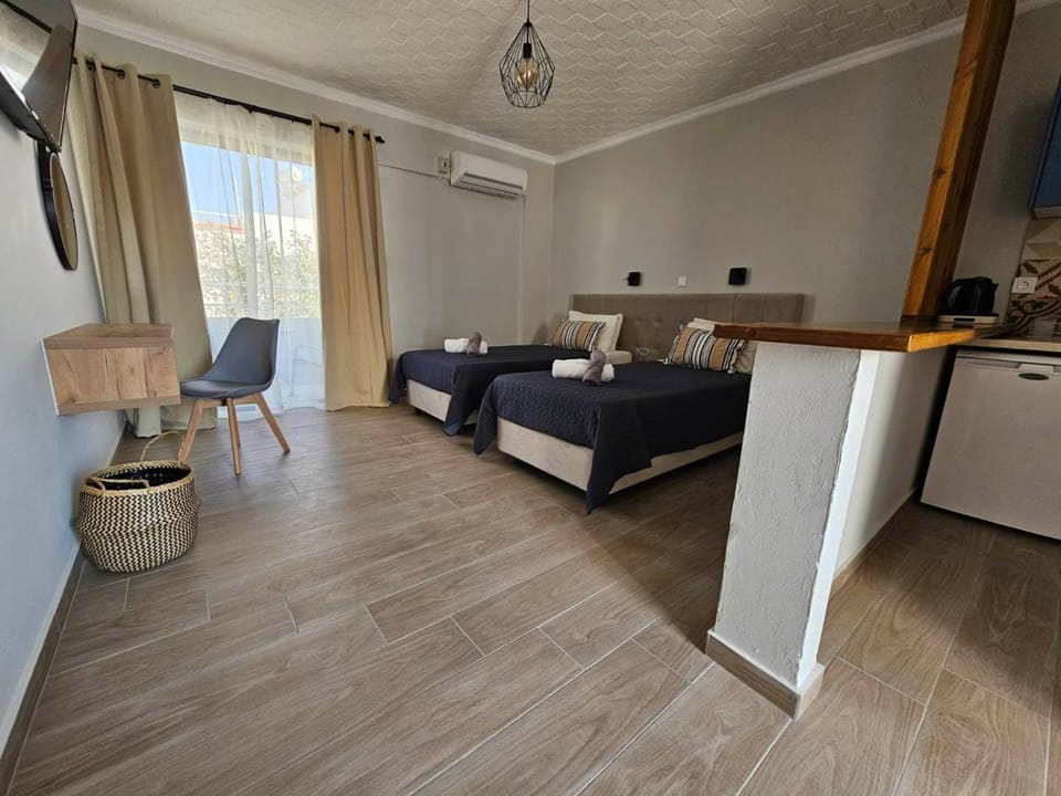 Bed, TV and multimedia, Photo of the whole room, Bedroom, stove, towels, air conditioner