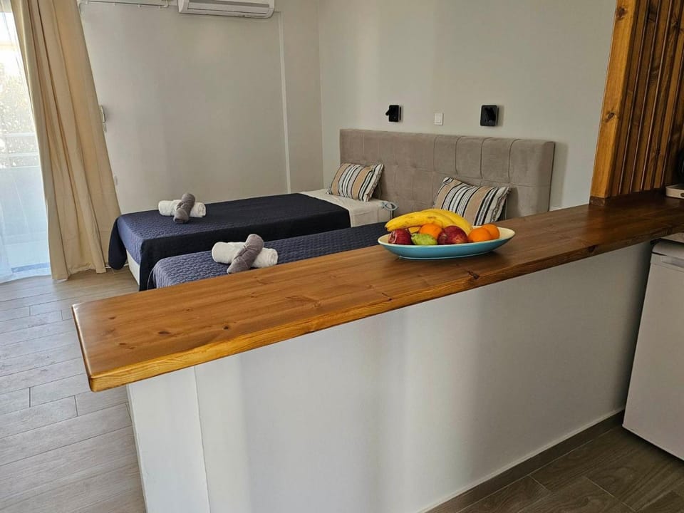 Bed, Kitchen or kitchenette, Photo of the whole room, Bedroom, towels, air conditioner