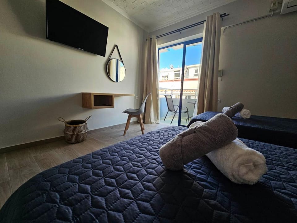 Bed, TV and multimedia, Photo of the whole room, Bedroom, air conditioner