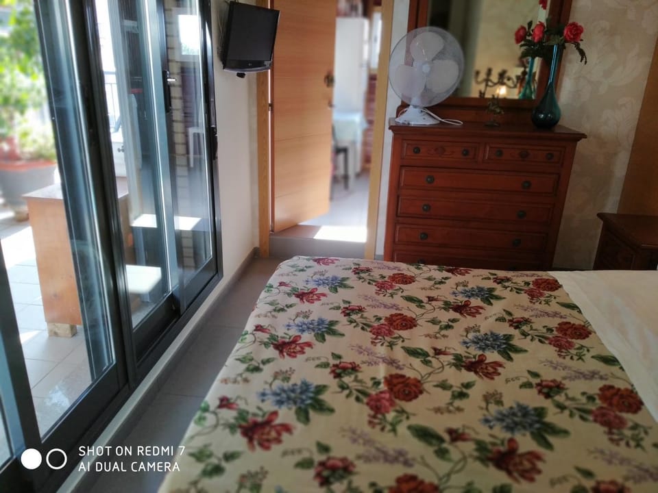 Bed, TV and multimedia, Photo of the whole room, Bedroom, air conditioner