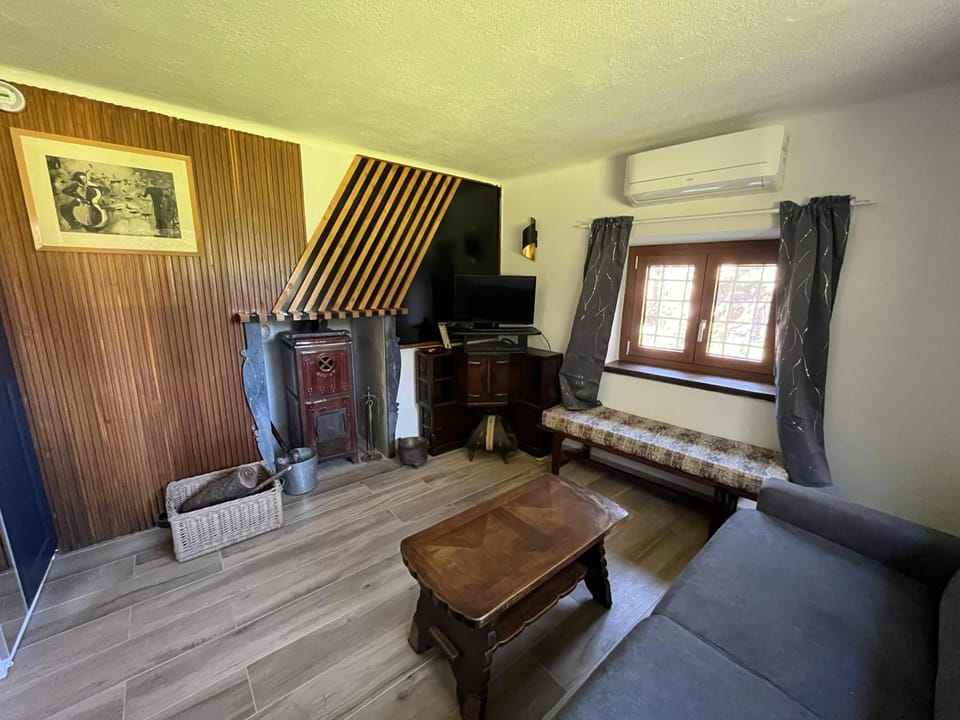 Communal lounge/ TV room, TV and multimedia, Living room, Seating area, air conditioner