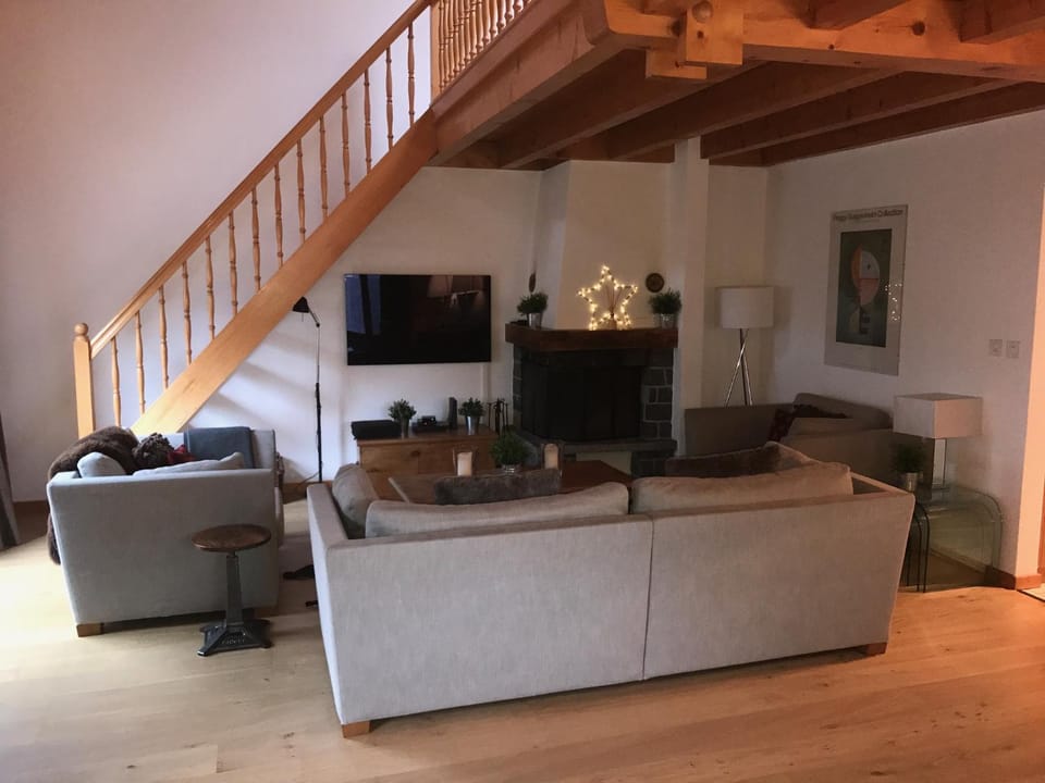 Property building, TV and multimedia, Living room, Seating area