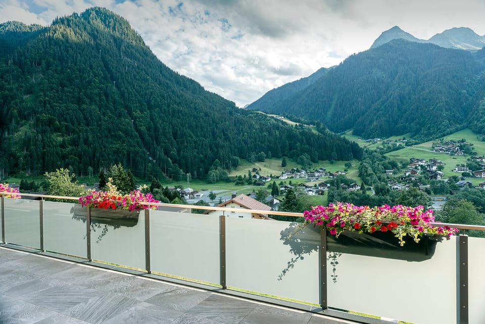 Balcony/Terrace, Mountain view