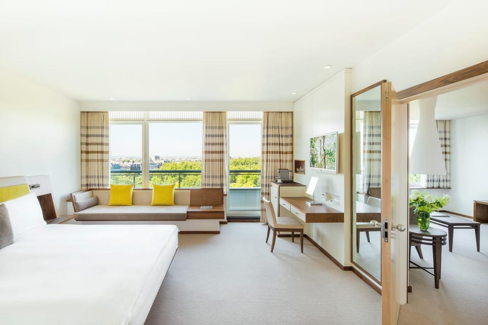 Bed, TV and multimedia, View (from property/room), Living room, Photo of the whole room, Seating area, Dining area, Bedroom
