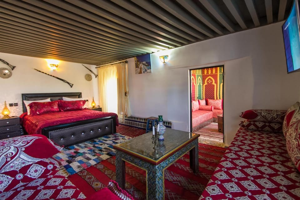 Bed, TV and multimedia, Living room, Photo of the whole room, Seating area, Bedroom