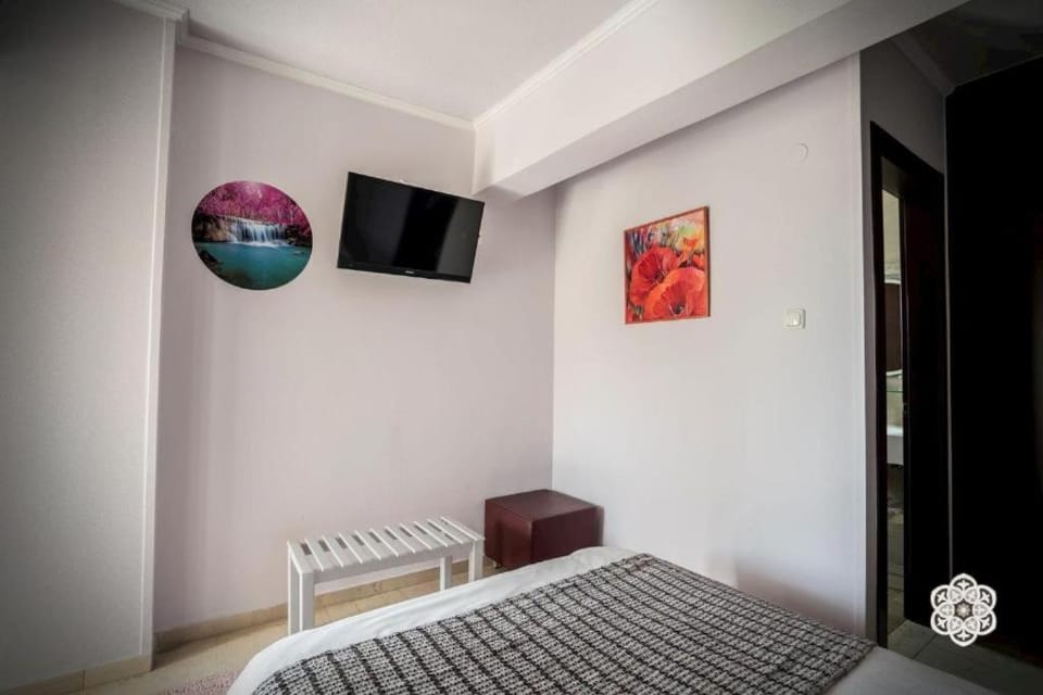 Bed, TV and multimedia, Photo of the whole room, Bedroom