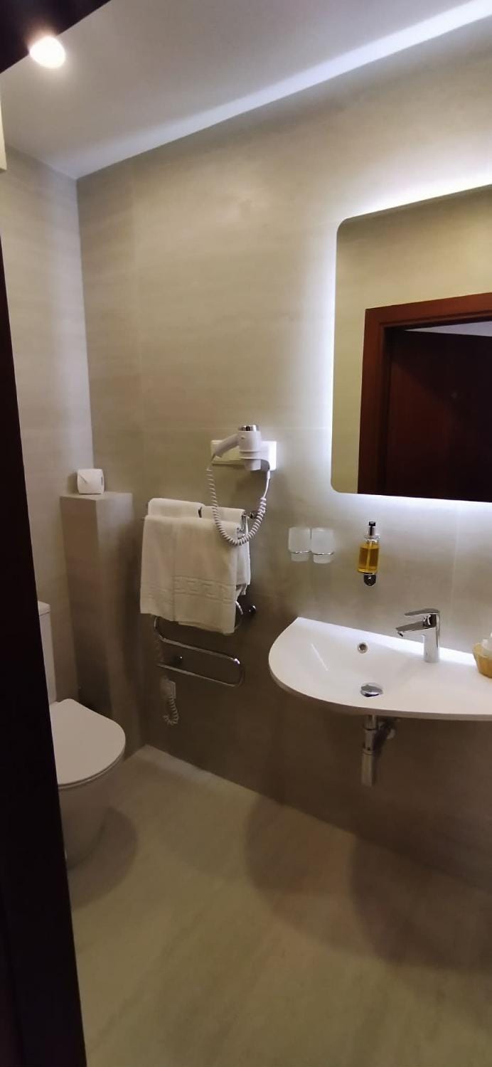 Shower, Toilet
