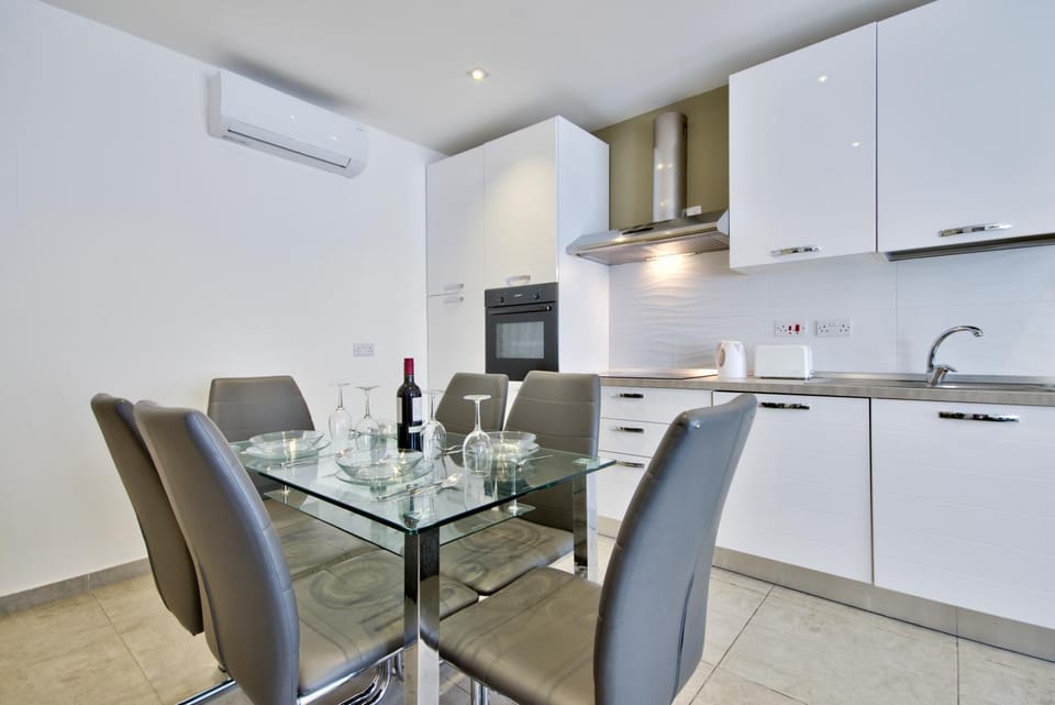 Kitchen or kitchenette, Dining area, minibar, pet friendly, stove, toaster, air conditioner