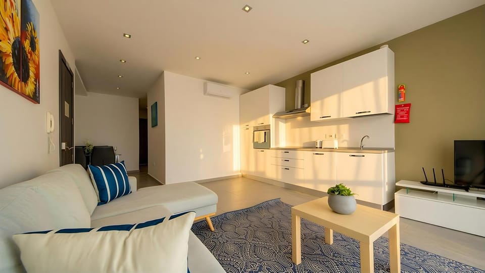 TV and multimedia, Kitchen or kitchenette, Living room, Seating area, Dining area, minibar, oven, pet friendly, stove