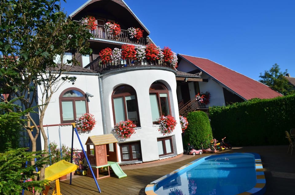 Property building, Day, Swimming pool, Swimming pool