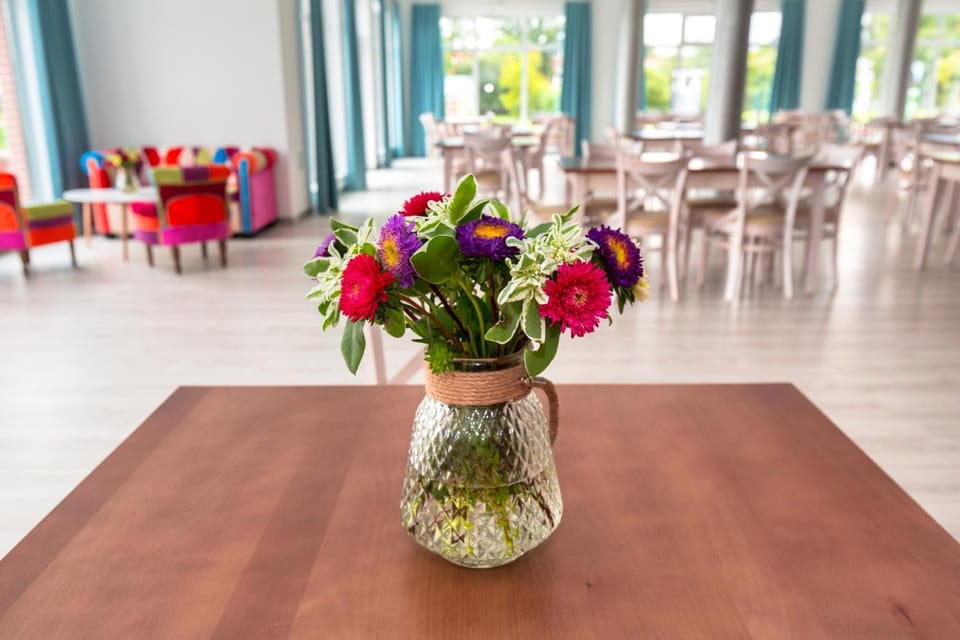 Restaurant/places to eat, Banquet/Function facilities, Seating area