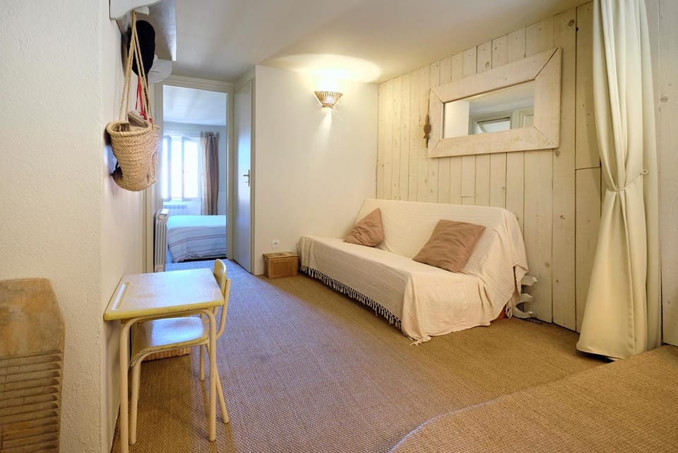 Facade/entrance, Bed, Bedroom