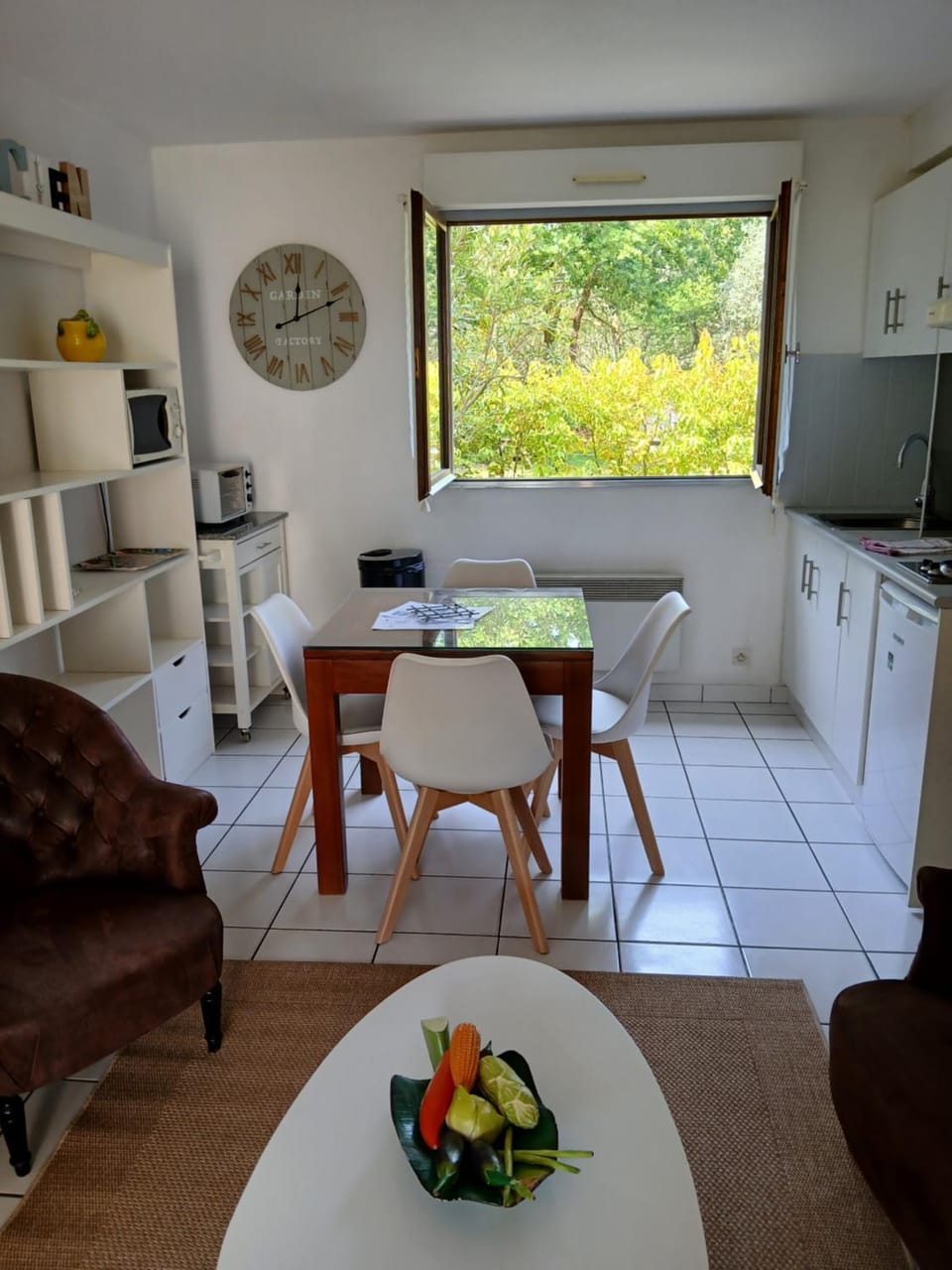 Kitchen or kitchenette, Dining area