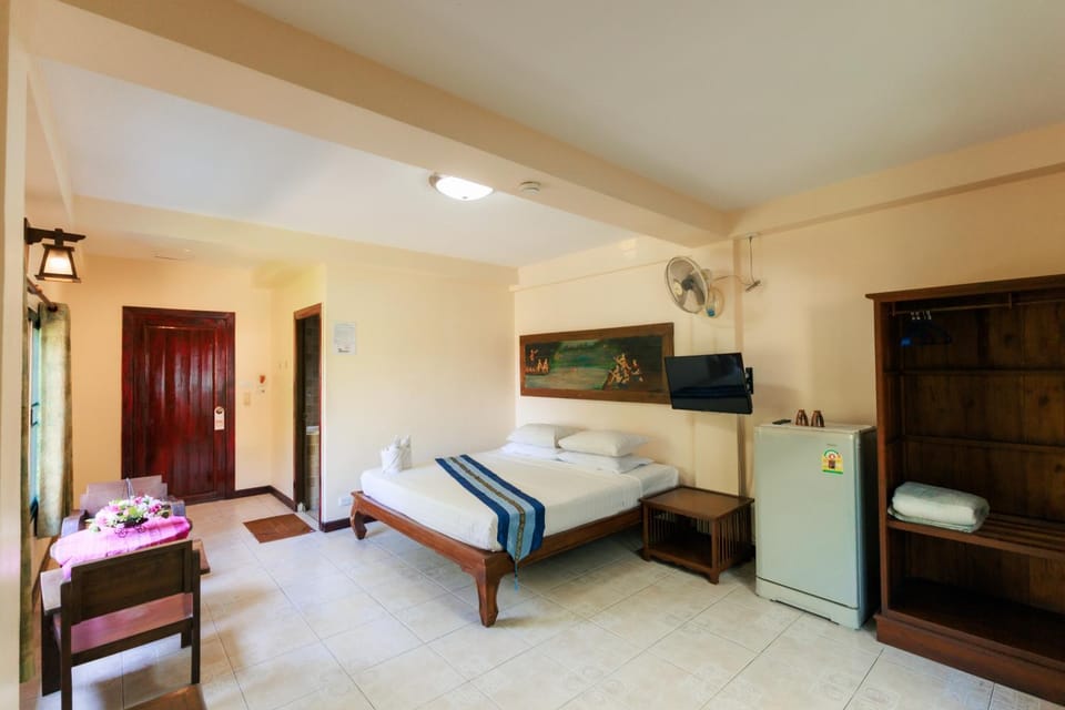 Communal lounge/ TV room, Bed, TV and multimedia, Photo of the whole room, Evening entertainment, Bedroom, hair dresser, wardrobe