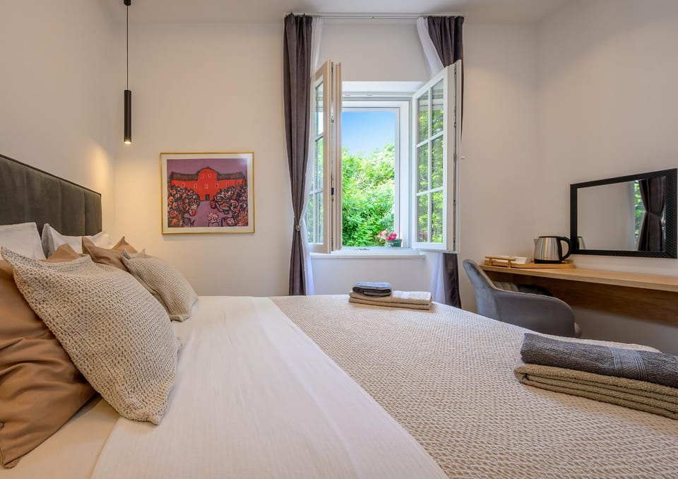 Bed, Garden view