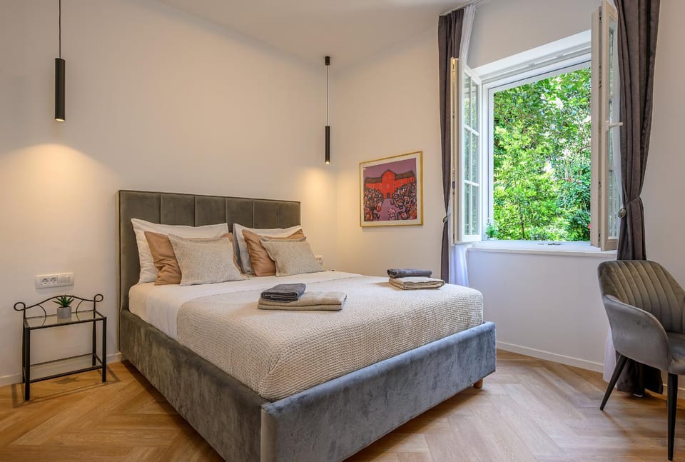 Bed, Garden view