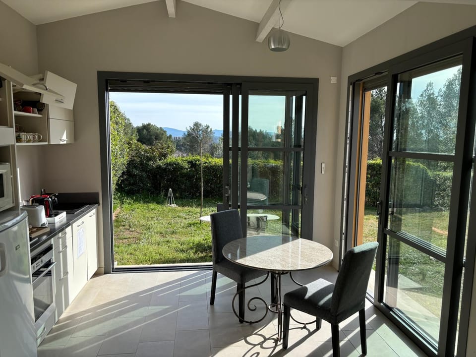 le Mas des Pignes -adults only Bed and Breakfast in Aix-en-Provence