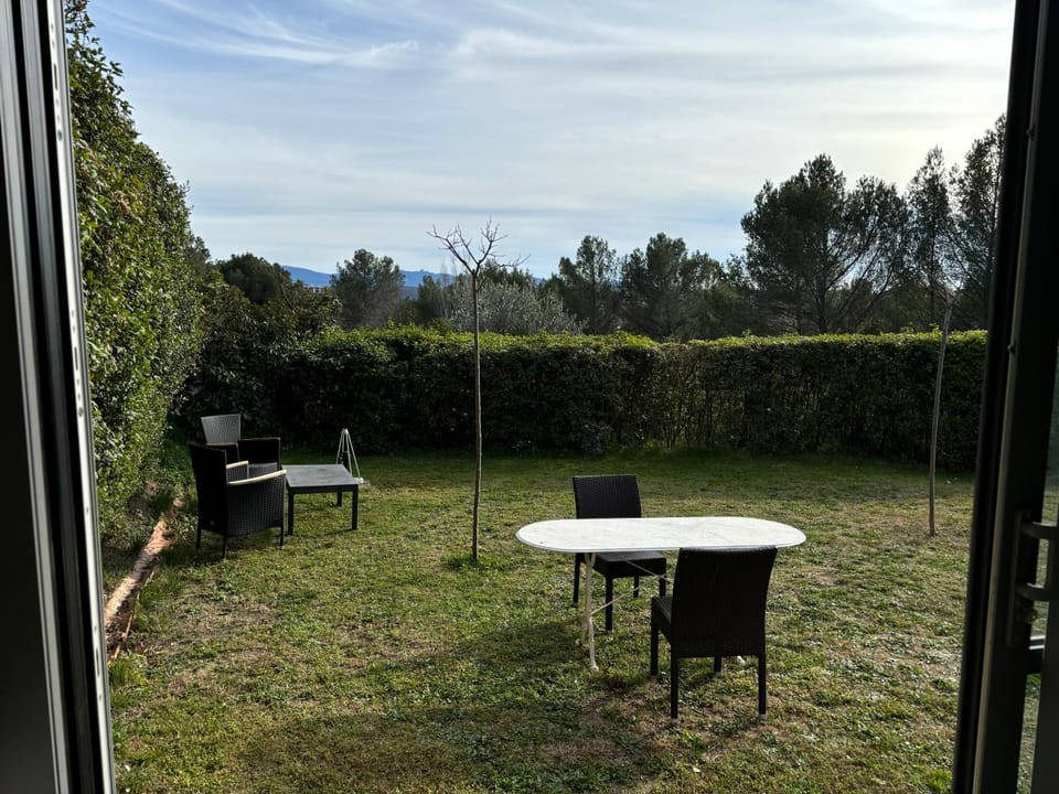 le Mas des Pignes -adults only Bed and Breakfast in Aix-en-Provence