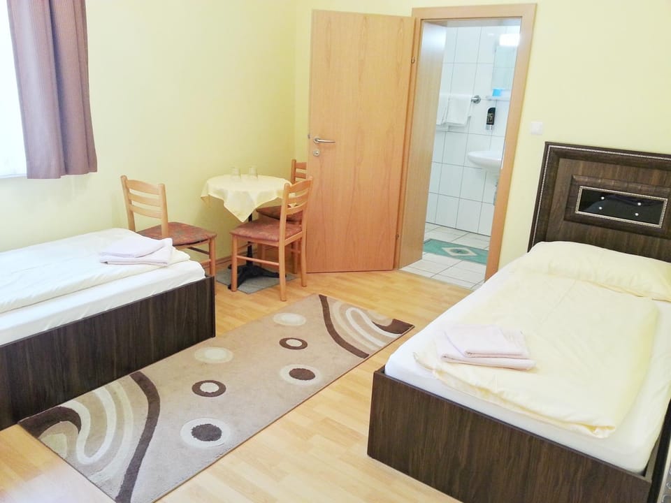 Restaurant/places to eat, Bed, Bedroom, Breakfast, towels, wardrobe