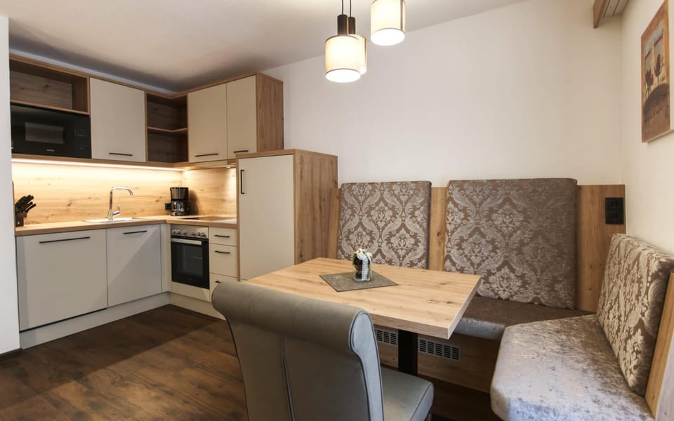 Kitchen or kitchenette, Seating area, Dining area